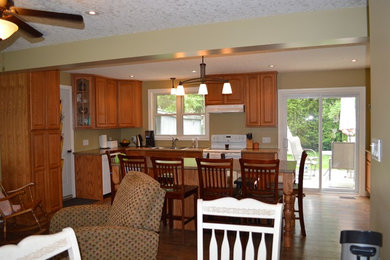 Example of a classic kitchen design in Toronto