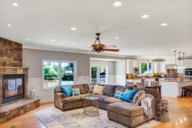 Example of a transitional living room design in San Francisco