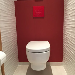 Foto di un piccolo bagno di servizio minimalista con WC sospeso, piastrelle bianche, piastrelle in ceramica, pareti rosse e pavimento con piastrelle in ceramica