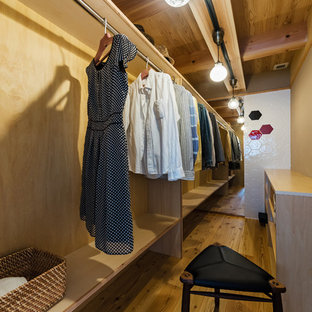 他の地域の男女兼用モダンスタイルのおしゃれなウォークインクローゼット (オープンシェルフ、無垢フローリング、茶色い床) の写真