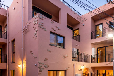 Idee per la facciata di un appartamento rosa a tre piani di medie dimensioni