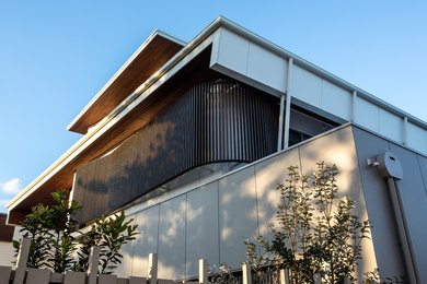 Design ideas for a mid-sized contemporary three-storey exterior in Gold Coast - Tweed.