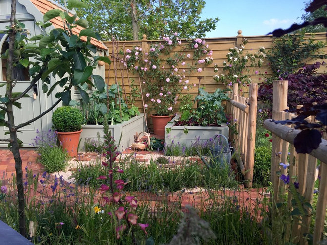 Traditional Landscape by Claudia De Yong Garden Design