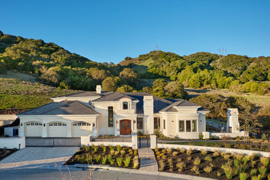 サンフランシスコにあるラグジュアリーな地中海スタイルのおしゃれな家の外観の写真