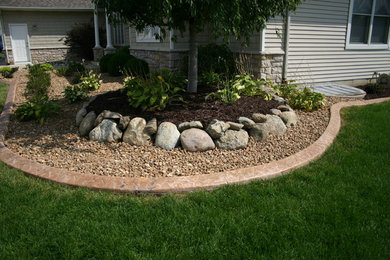 Photo of a traditional landscaping in Grand Rapids.