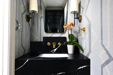 Imagen de aseo flotante moderno pequeño con puertas de armario negras, paredes blancas, suelo de baldosas de cerámica, lavabo encastrado, encimera de mármol, suelo blanco, encimeras negras y papel pintado