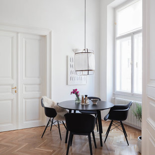 ハノーファーの広い北欧風 LDKの画像 (白い壁、無垢フローリング、暖炉なし、茶色い床)