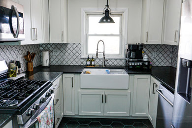 Example of a minimalist kitchen design in Chicago