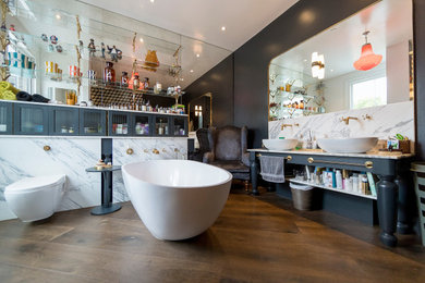 ロンドンにあるエクレクティックスタイルのおしゃれな浴室の写真