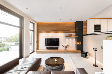Großes, Offenes Modernes Wohnzimmer mit beiger Wandfarbe, Keramikboden, TV-Wand, beigem Boden und Holzwänden in Sonstige