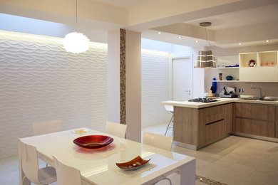 Immagine di una sala da pranzo moderna con pareti bianche, pavimento in gres porcellanato, stufa a legna e pavimento bianco