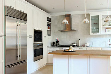 Kitchen - traditional kitchen idea in New York