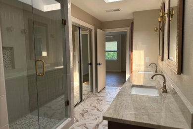 Example of a bathroom design in Dallas
