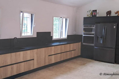 Réalisation d'une cuisine à Solliès Toucas modèle bois et noir plans quartz