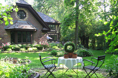 Inspiration for a traditional landscaping in Chicago.