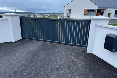 Contemporary Electric Sliding Gate for the Modern Home