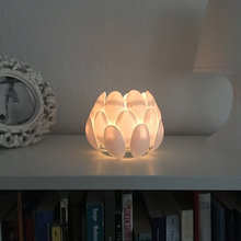 DIY: Einen Teelichthalter in Blütenform basteln – mit Plastiklöffeln!