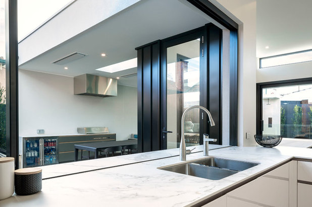 Contemporary Kitchen by Platinum Fine Homes