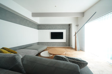 Diseño de salón abierto y blanco minimalista con paredes blancas, suelo de madera en tonos medios, televisor colgado en la pared, suelo marrón y papel pintado