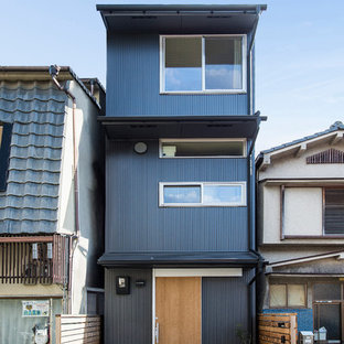 京都のモダンスタイルのおしゃれな小さい家 (黒い外壁) の写真