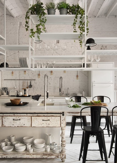 Cómo sacar todo el partido a los estantes abiertos de una cocina