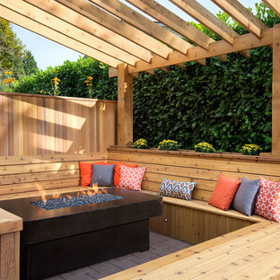 バンクーバーのミッドセンチュリースタイルのおしゃれな裏庭のデッキ (パーゴラ) の写真