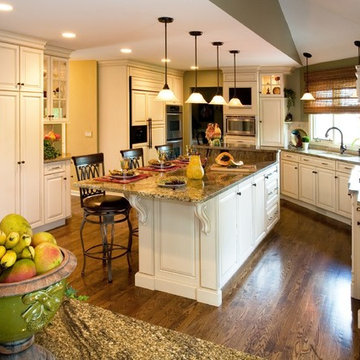 Ivory-Glazed Kitchen in Lake In The Hills
