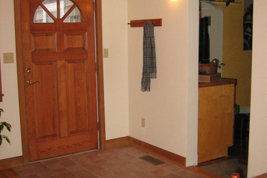 Diseño de vestíbulo posterior bohemio de tamaño medio con paredes blancas, suelo de baldosas de cerámica, puerta simple, puerta de madera en tonos medios, suelo rosa y machihembrado
