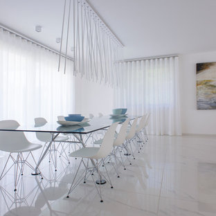 ヴェネツィアの広いコンテンポラリースタイルのLDKの画像 (白い壁、大理石の床)