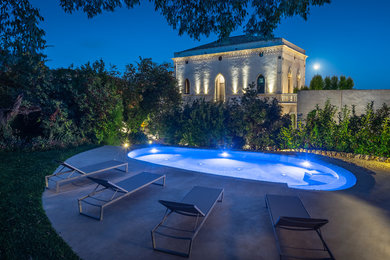 Idee per una piscina a sfioro infinito mediterranea personalizzata di medie dimensioni e davanti casa con una vasca idromassaggio