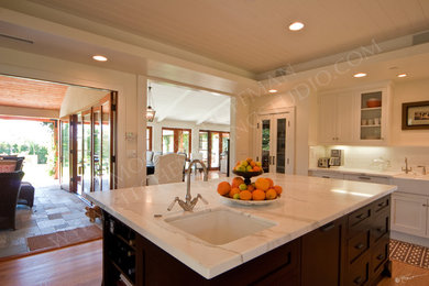 Example of a classic kitchen design in Orange County