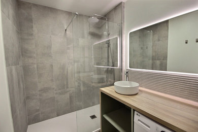 Idée de décoration pour une salle de bain principale design de taille moyenne avec un placard sans porte, des portes de placards vertess, une douche ouverte, un carrelage gris, des carreaux de céramique, un mur blanc, un sol en vinyl, un lavabo posé, un plan de toilette en stratifié, un sol gris, un plan de toilette beige, buanderie, meuble simple vasque et meuble-lavabo encastré.
