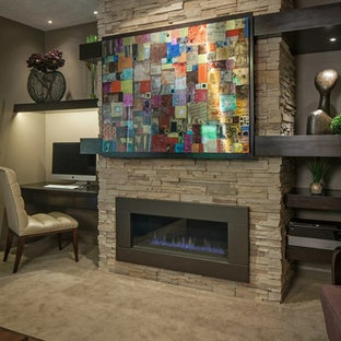 Inspiration för stora moderna separata vardagsrum, med ett finrum, grå väggar, heltäckningsmatta, en bred öppen spis, en spiselkrans i sten, en dold TV och beiget golv