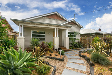 Photo of a mid-sized contemporary split-level beige exterior in Melbourne.