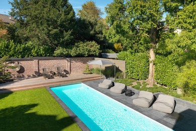 Moderner Pool neben dem Haus in Essen