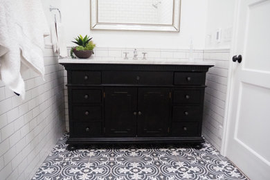 Example of a mid-sized classic kids' bathroom design in Seattle with a freestanding vanity