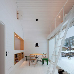 ライプツィヒの中サイズのコンテンポラリースタイルのLDKの画像 (白い壁、淡色無垢フローリング、暖炉なし)