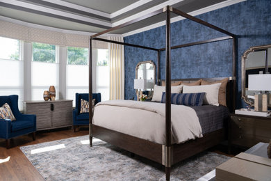 Свежая идея для дизайна: большая хозяйская спальня в стиле неоклассика (современная классика) с синими стенами, паркетным полом среднего тона, многоуровневым потолком и обоями на стенах - отличное фото интерьера