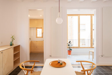 Imagen de comedor actual de tamaño medio abierto con paredes blancas, suelo de baldosas de porcelana, suelo multicolor y vigas vistas