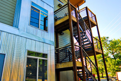 Kleines, Dreistöckiges Industrial Wohnung mit Metallfassade, grüner Fassadenfarbe, Flachdach und Misch-Dachdeckung in Sonstige