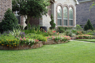 Design ideas for a large traditional full sun front yard concrete paver driveway in Houston for summer.