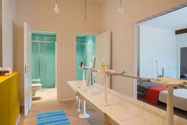 Современный Ванная комната by société de rénovation et exploitation SREL