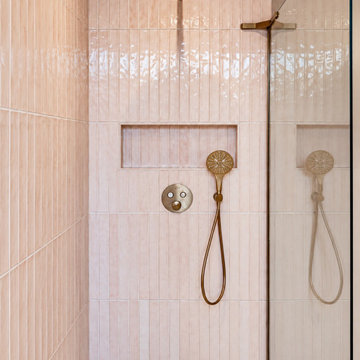 Douche : niche murale et robinetterie encastrée