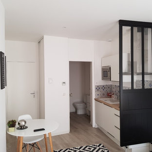 マルセイユの小さいエクレクティックスタイルのLDKの画像 (白い壁、セラミックタイルの床)