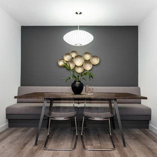 Offenes, Kleines Retro Esszimmer mit grauer Wandfarbe, Vinylboden und beigem Boden in Sonstige