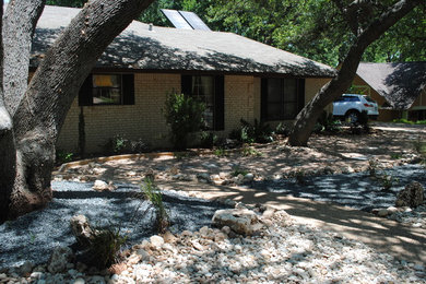 Inspiration for a traditional landscaping in Austin.
