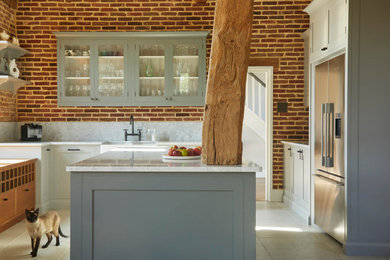 サセックスにあるラグジュアリーな広いトラディショナルスタイルのおしゃれなキッチン (シェーカースタイル扉のキャビネット) の写真