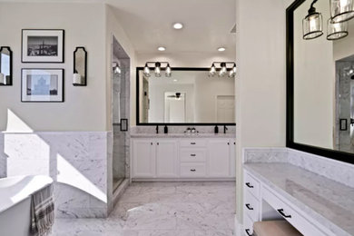 ワシントンD.C.にある高級な広いコンテンポラリースタイルのおしゃれなマスターバスルーム (シェーカースタイル扉のキャビネット、白いキャビネット、置き型浴槽、オープン型シャワー、一体型トイレ	、白いタイル、大理石タイル、一体型シンク、大理石の洗面台、白い床、開き戸のシャワー、白い洗面カウンター、洗面台1つ、造り付け洗面台) の写真