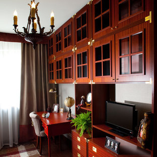 Immagine di uno studio chic con pareti grigie e parquet scuro