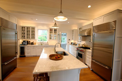 Kitchen - traditional kitchen idea in Bridgeport